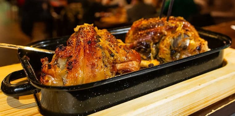 1× pomalu pečené Parťákovo koleno (cca 2,1 kg)