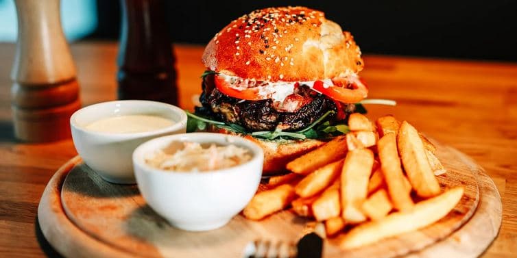 Queen burger a hranolky pro 1 osobu 