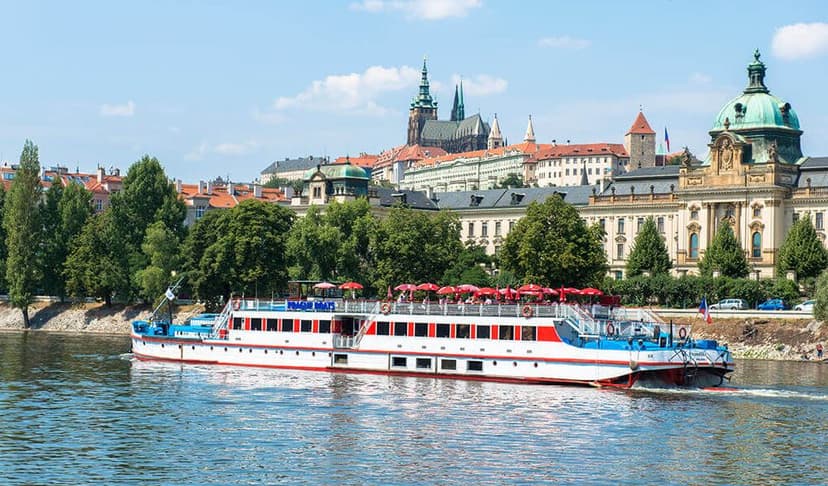 Vyhlídková plavba po Vltavě s výkladem pro dva
