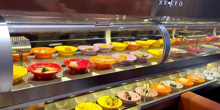 Running sushi v Kyoto