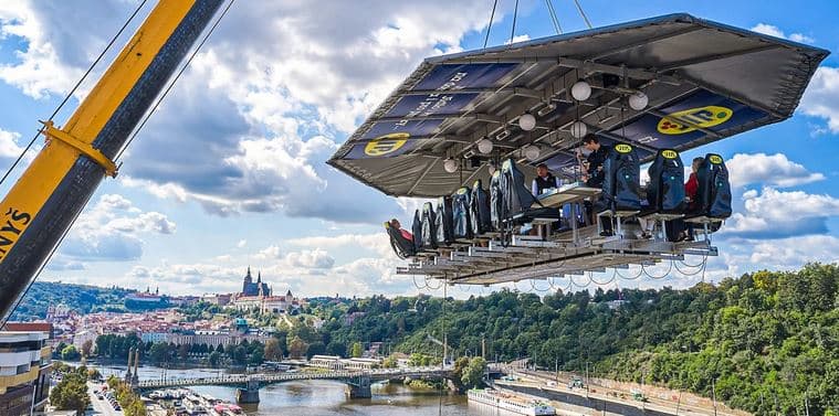 4chodové menu podávané na vyhlídkové plošině 
