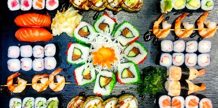 Sety pestrobarevného sushi