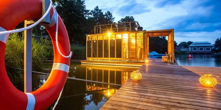 Finská sauna přímo na hladině řeky