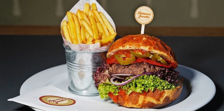 Burger výběrem ze 3 druhů a hranolky