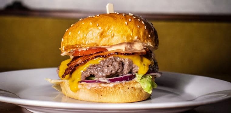 Burger hovězák s hranolky a dipem