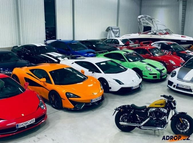 Prohlídka garáže Showcars plné nadupaných sporťáků
