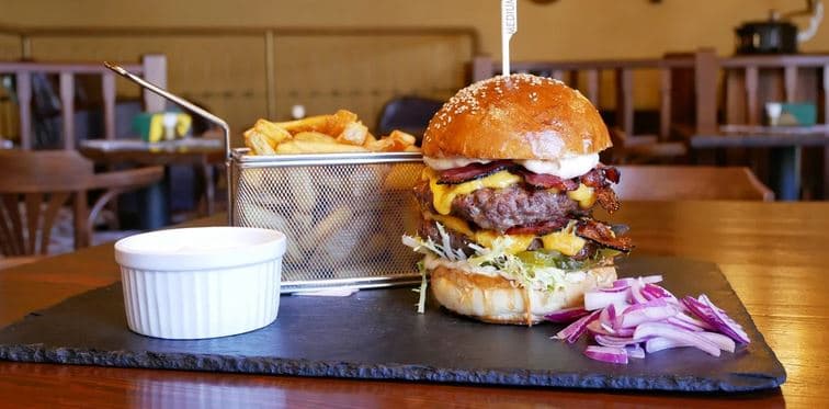 Double jelení burger s čedarem a slaninou,hranolky