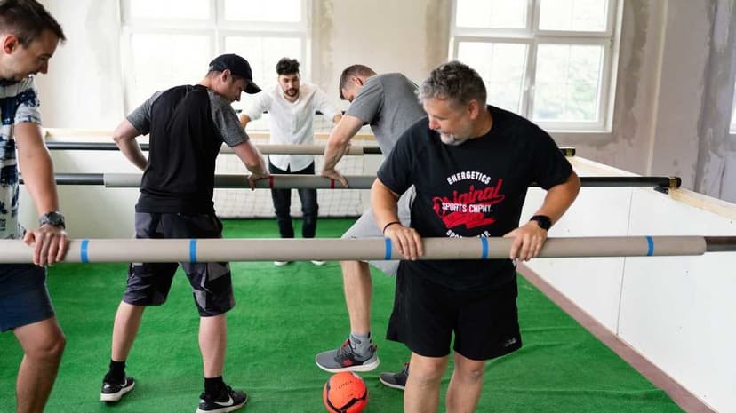 Lidský stolní fotbal pro 6 hráčů