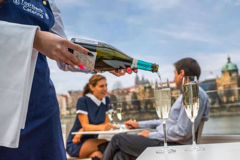 Vyhlídková plavba po Vltavě se sklenkou prosecca 