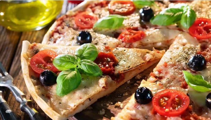 Chutná pizza o průměru 31 cm včetně nápoje