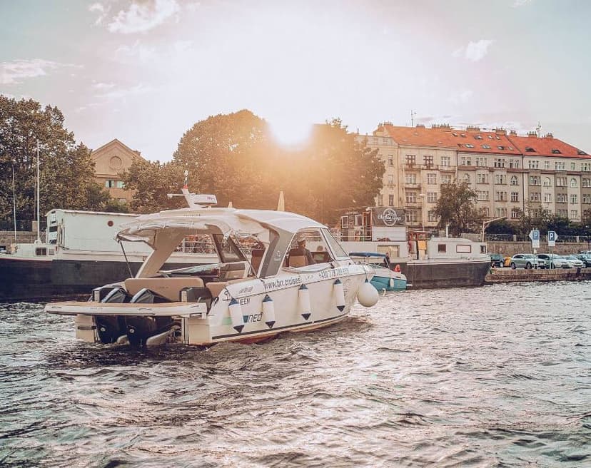 Luxusní plavba po Vltavě moderní jachtou