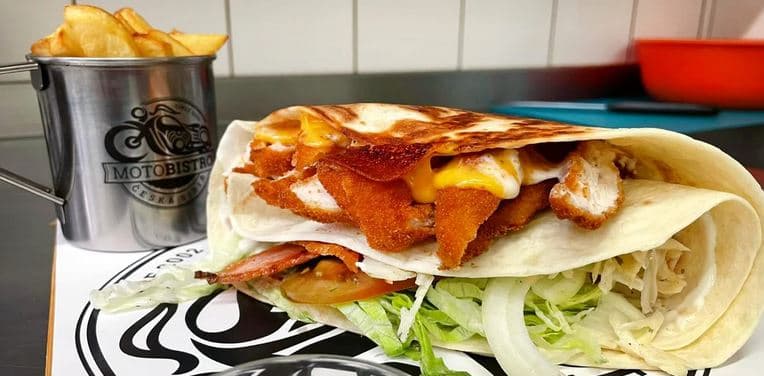 Masová tortilla s domácími hranolky a tatarkou