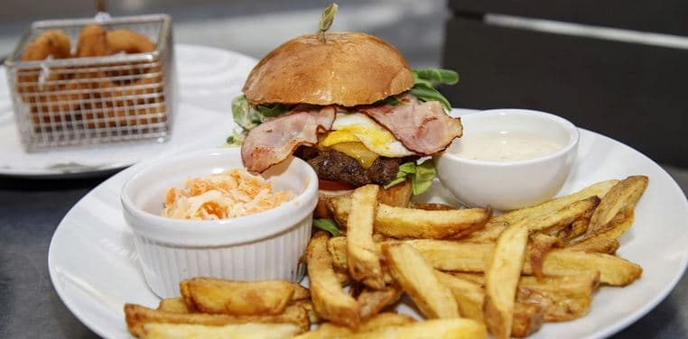 Burger, hranolky, coleslaw i cibulové kroužky