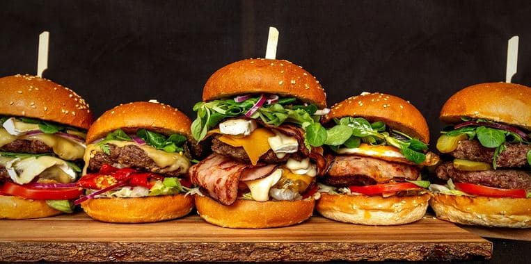 Bouda burger, hranolky, dip a nápoj pro 1 osobu 