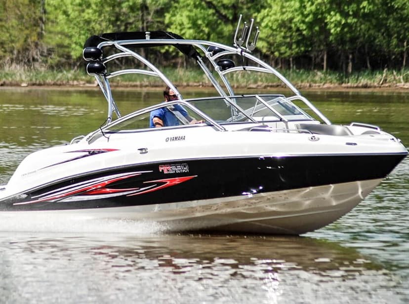 Jízda sportovní lodí Yamaha AR230