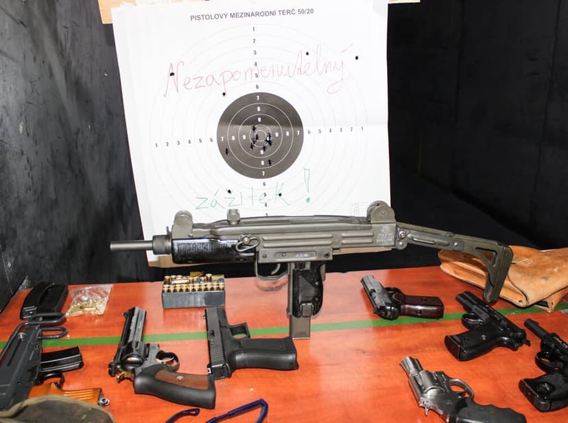 Střelba z pistolí v kryté střelnici