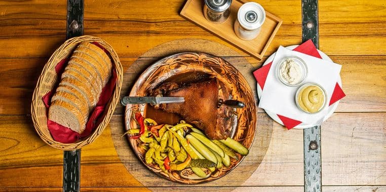 Pečené koleno a smažené jalapeño plněné sýrem