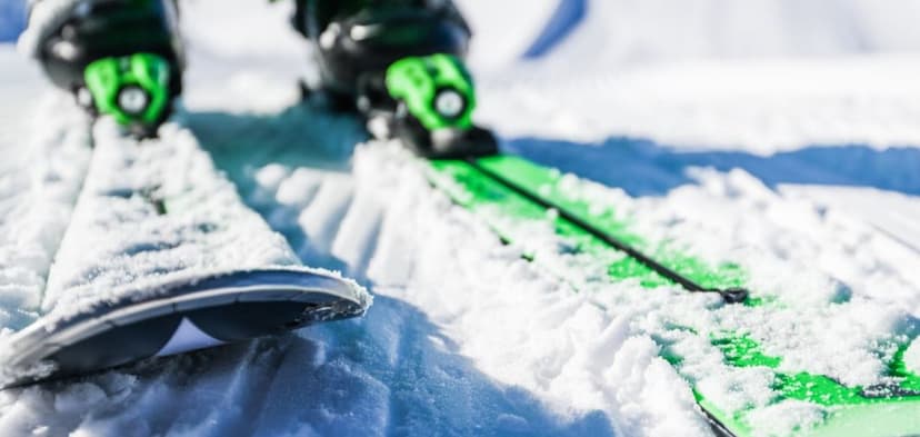 Půjčení lyžařského nebo snowboardového setu 