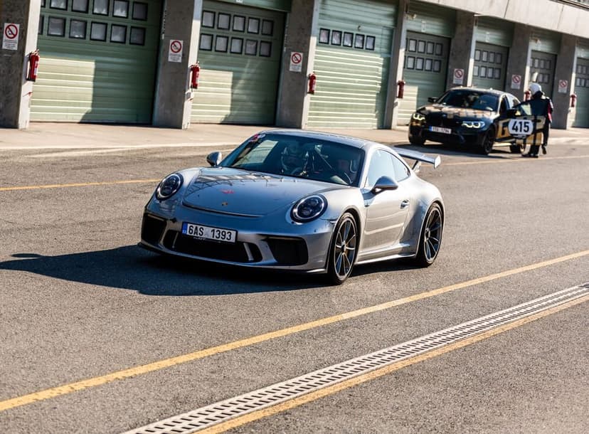 Adrenalinová jízda na závodním okruhu s Porsche GT