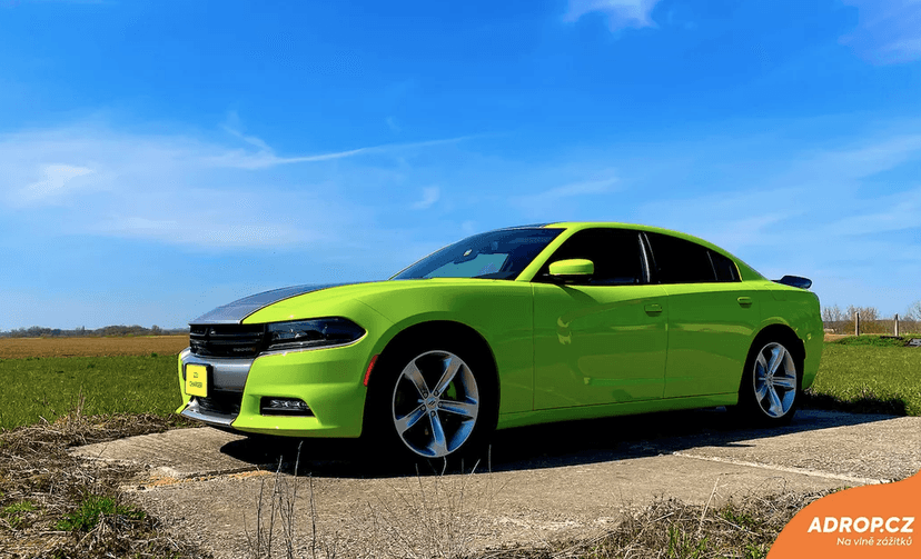 Jízda v Dodge Charger na letištní dráze pro teenagery