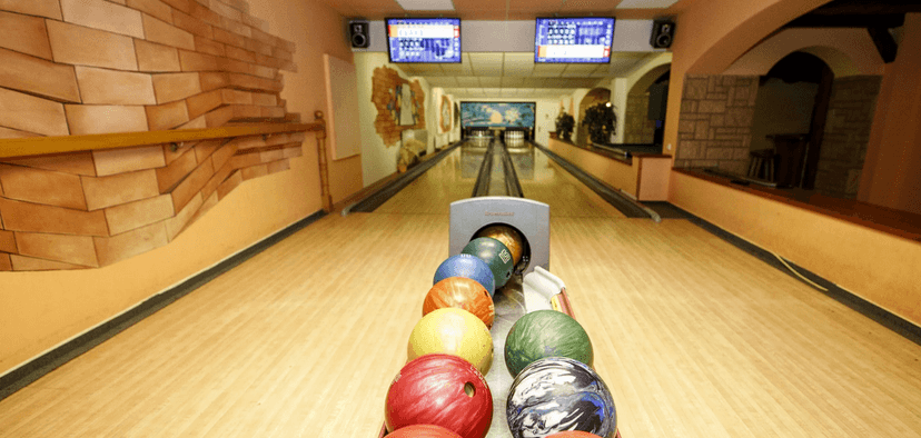1 hod. bowlingu + žebra 