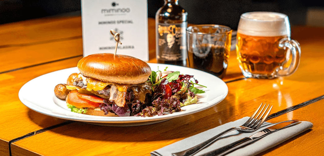 Vstup na Žižkovskou věž a burger z hovězího masa v restauraci Miminoo