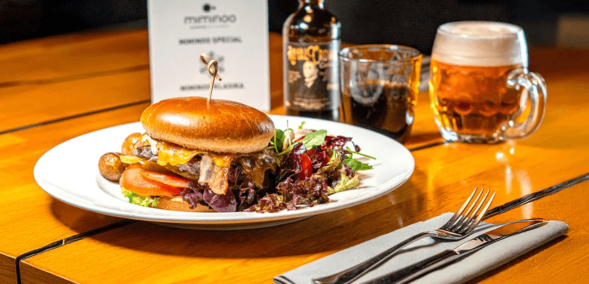 Vstup na Žižkovskou věž a burger z hovězího masa v restauraci Miminoo
