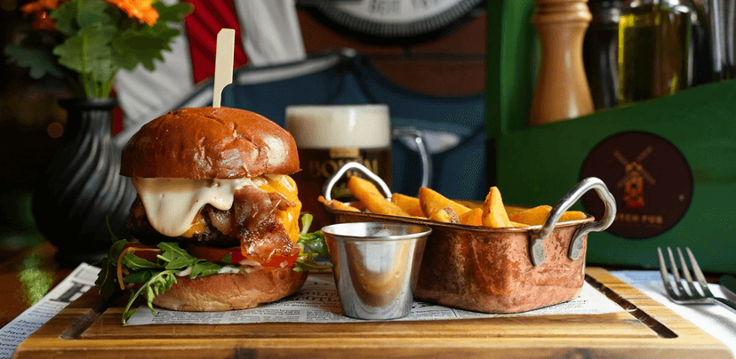 Burger velikosti M s 400 g hovězího masa a hranolky v The Dutch Pub 