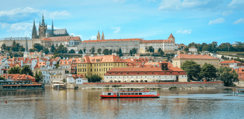 Hodinová plavba po Vltavě s nápojem a dezertem pro dospělého