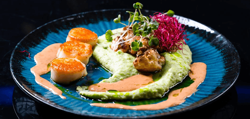 4chodové menu a lahev vína v restauraci zaměřené na mořské plody
