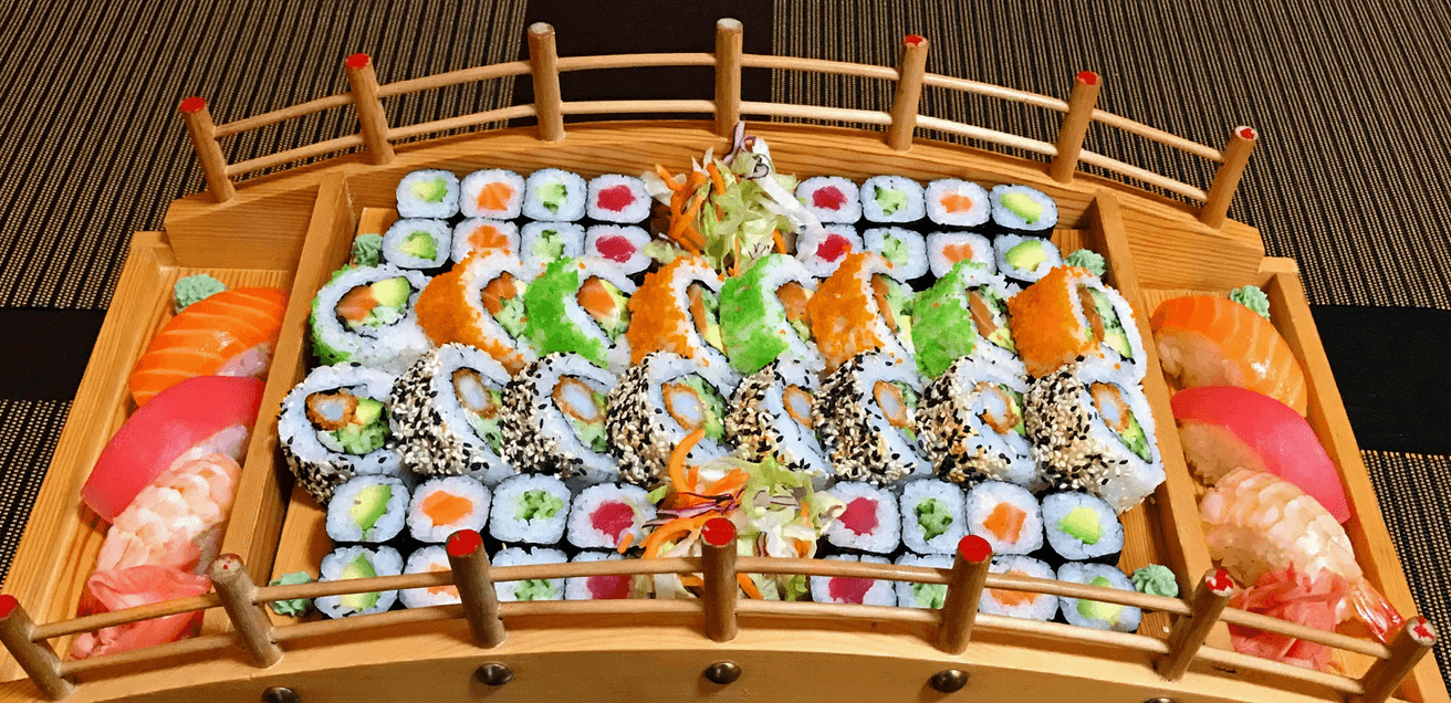Sety s 24–72 ks sushi i miso polévkami, wakame saláty nebo minizávitky