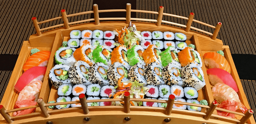 Sety s 24–72 ks sushi i miso polévkami, wakame saláty nebo minizávitky
