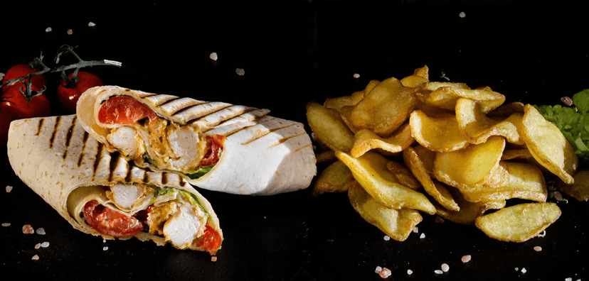 Tortilla s kuřecími stripsy, coleslaw a bramborové plátky