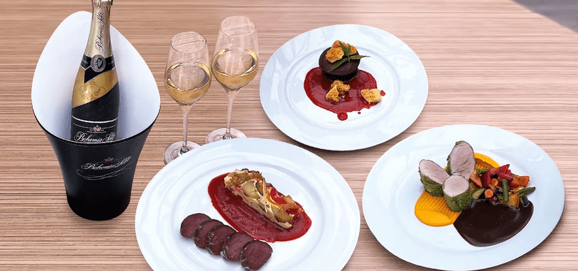 Romantické tříchodové menu při svíčkách a s lahví sektu pro 2 osoby 
