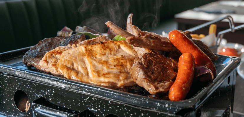 Masové pochoutky servírované přímo z grilu, zelenina a hranolky pro 2–3 osoby