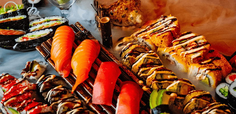 32 kousků pestrého sushi s rybami i zeleninou na suchém ledu