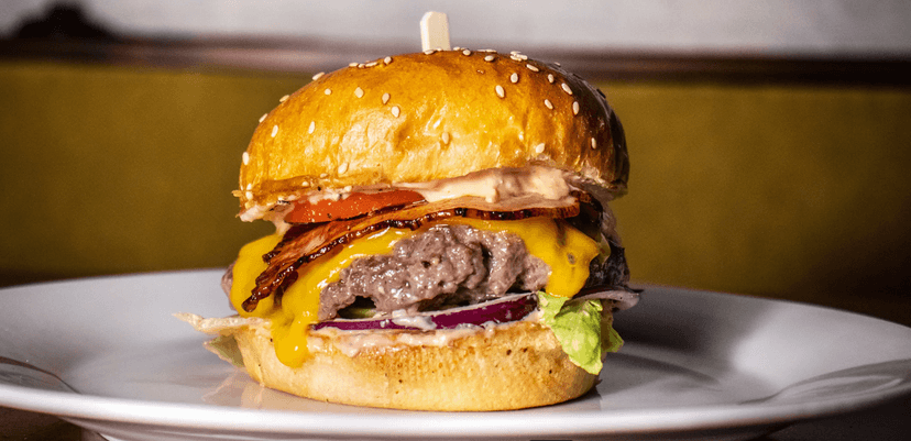 Burger hovězák z vyzrálého masa se slaninou a čedarem, hranolky i dip dle výběru