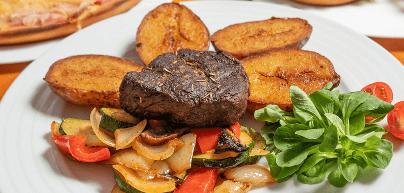 Tříchodové menu pro dva: tomatový krém, hovězí steak z pravé svíčkové, dezert i láhev vína 