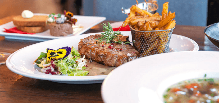 Pětichodové menu v moderní restauraci MB: tatarák, vyzrálý New York steak, fondán a další dobroty 