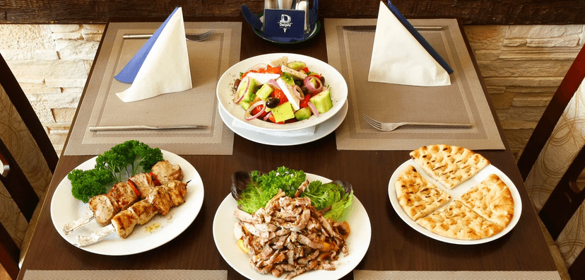 Řecké menu pro dva: souvlaki, gyros, tzatziki, řecký salát 