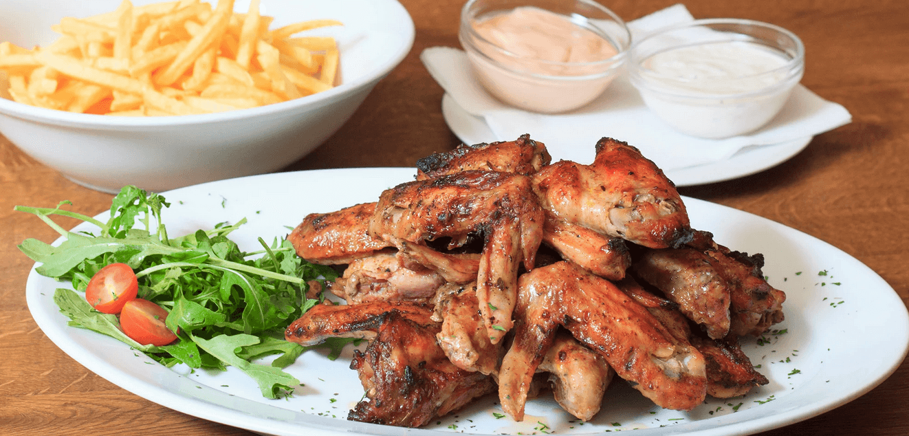 1 nebo 2 kg lehce pikantních marinovaných křídel na medu, hranolky a omáčky