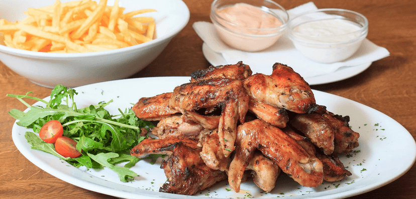 1 nebo 2 kg lehce pikantních marinovaných křídel na medu, hranolky a omáčky