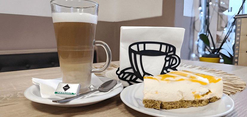 Latte macchiato a cheesecake pro 1 osobu