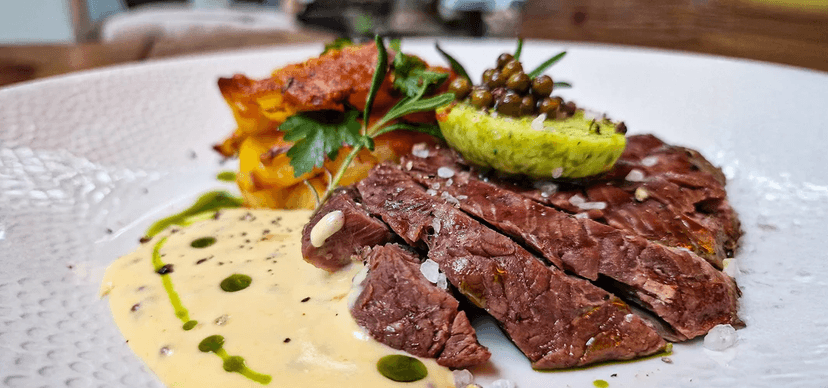 Tříchodové degustační menu pro dva: francouzský tatarák, hovězí steak, dezert a láhev prosecca