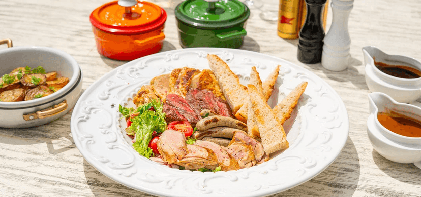 Vstup na Žižkovskou věž a mix grill talíř v restauraci Miminoo pro 2 osoby