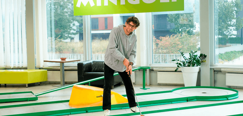 Krytý minigolf na břehu Vltavy vedený profíky