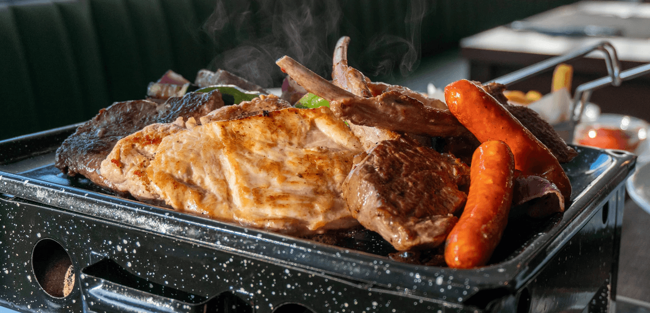 Masové pochoutky servírované ze stolního grilu 