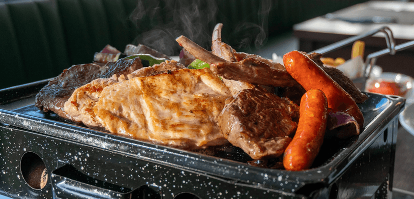 Masové pochoutky servírované ze stolního grilu 