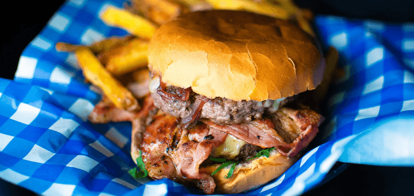 Burger dle výběru s přílohou: bourbon BBQ se slaninou i vege s jalapeños