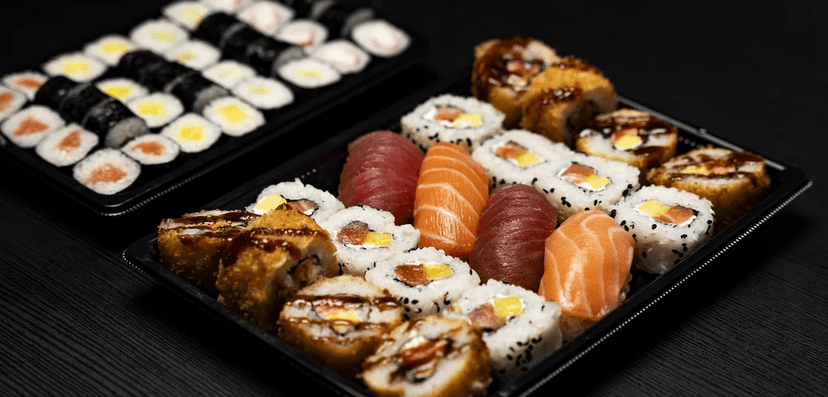 Pestré sety 18–56 ks sushi s lososem, tuňákem či zeleninou vč. kimči nebo i vína s sebou